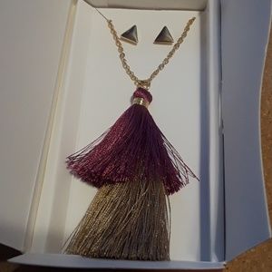 Beautiful necklace/earring set. Item 39